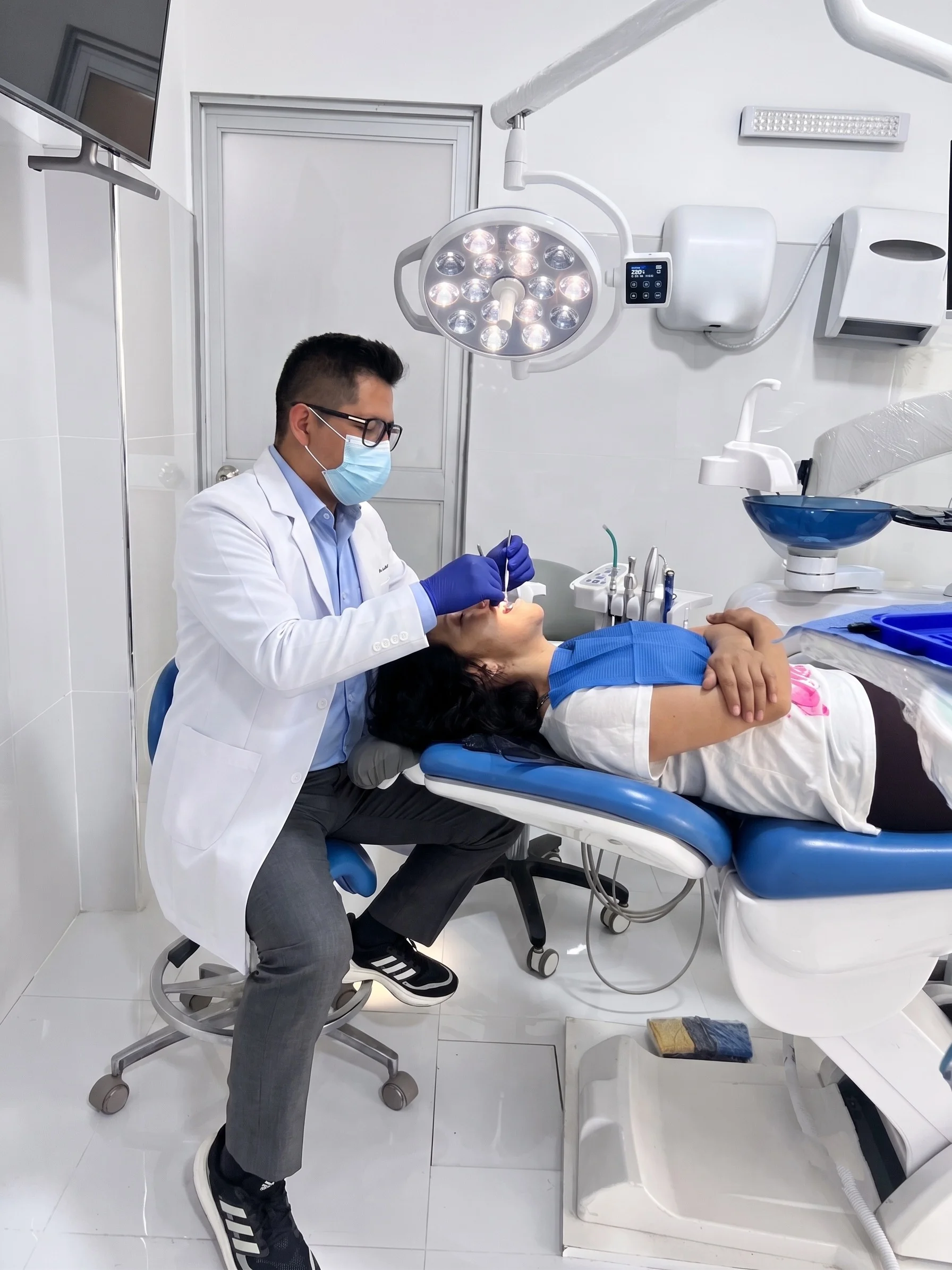 Dr. Villanes en consulta